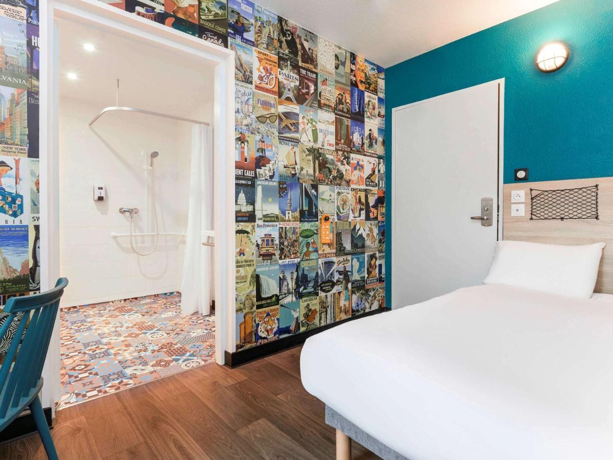 Hotelf1 Saint Malo Dış mekan fotoğraf A room at the Ibis Styles hotel in Paris, France